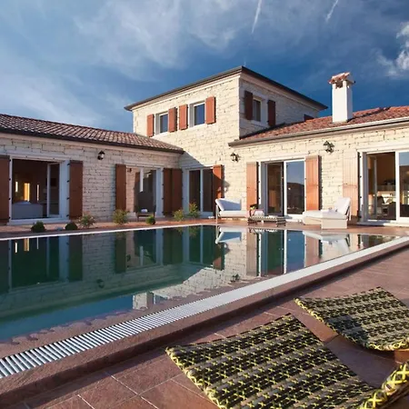 White Pearl In Istria For 8 People With Heated Pool 빌라 *